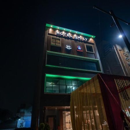 Hotel Smily Ludhiana Exteriör bild