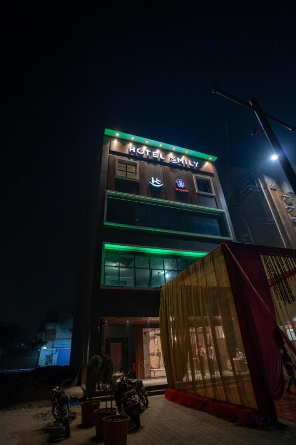 Hotel Smily Ludhiana Exteriör bild