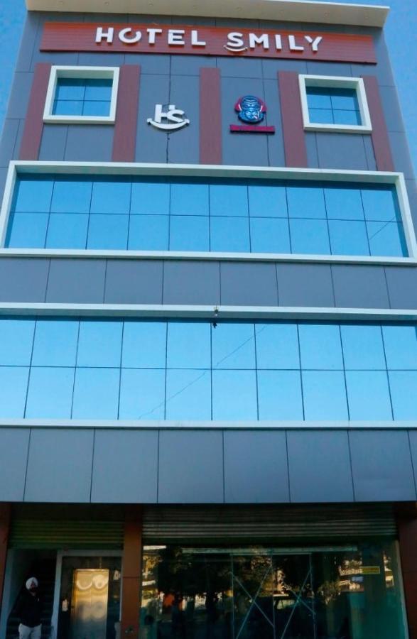 Hotel Smily Ludhiana Exteriör bild